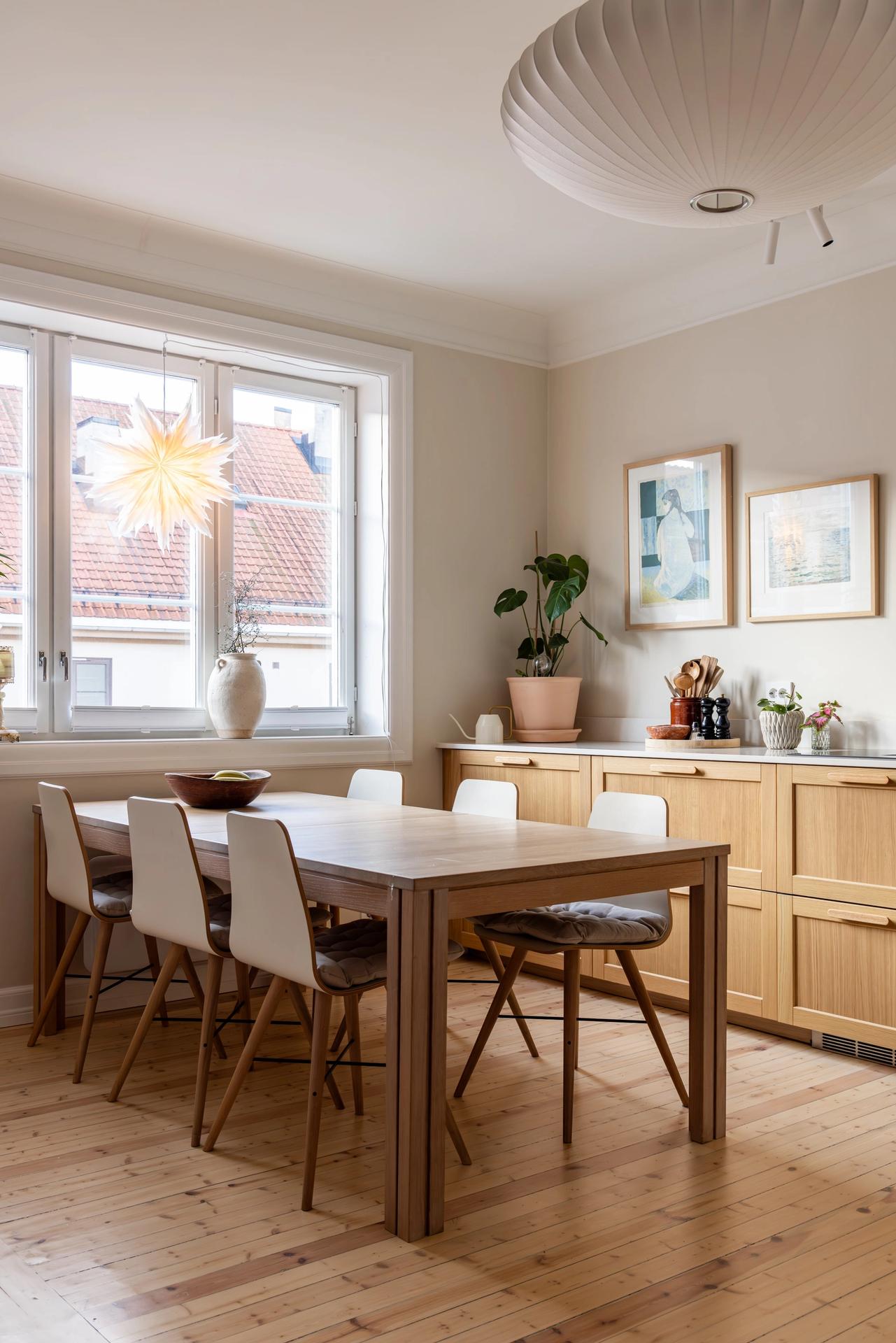 Minimalistisk, skandinavisk kjøkken i eikefinér. Gulvet er originalt furugulv. Utført av Lomundal. - Bilde