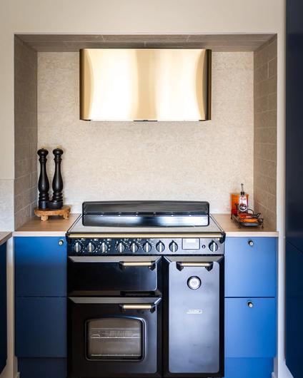 Et unikt kjøkken i moderne stil, men kjøkkeninnredning i kobalt blå og detaljer i sort og messing. Totalrenoveringen er utført av Lomundal.