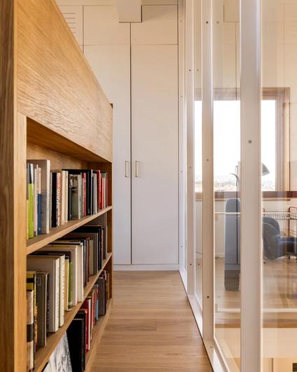 Moderne leilighet totalrenovert med garderobe og sengegavl med bokhylle bygget av møbelsnekker.