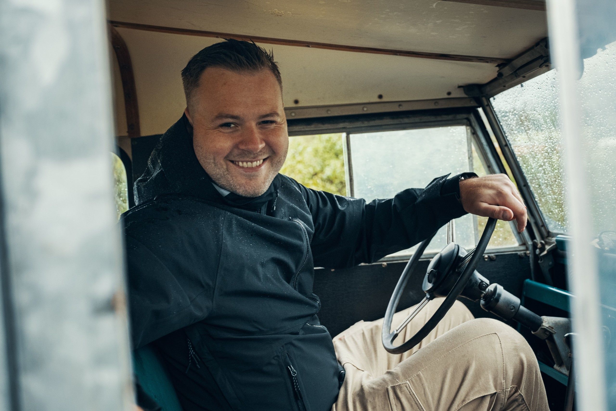 Bjørnar Lomundal er grunnlegger av Lomundal Bygg. Her kjører han veteranbilen sin.