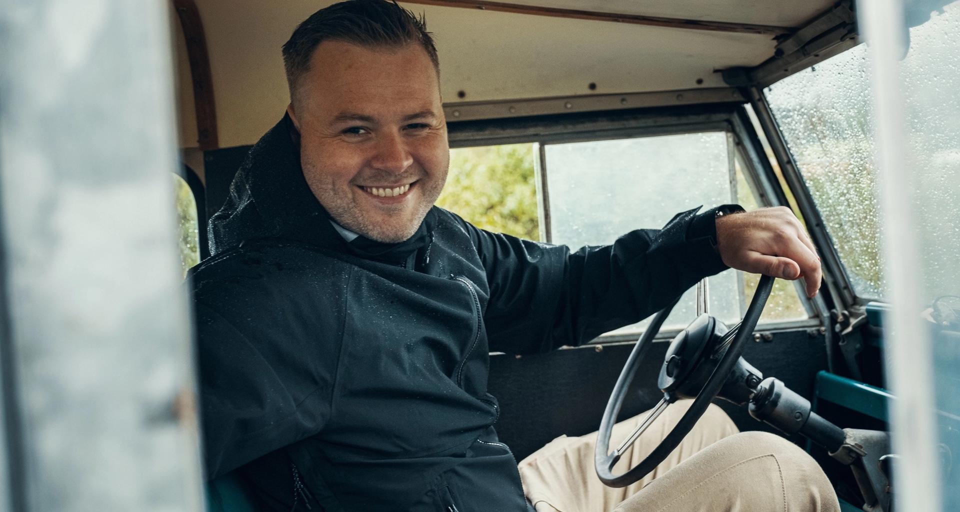 Bjørnar Lomundal er grunnlegger av Lomundal Bygg. Her kjører han veteranbilen sin.