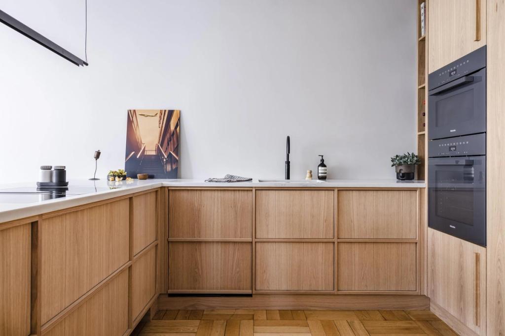 Spesialbygget kjøkken i eik av møbelsnekker fra Oak&Kitchen. Leiligheten er totalrenovert av Lomundal.