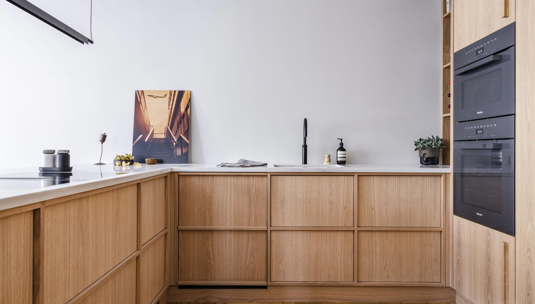 Spesialbygget kjøkken i eik av møbelsnekker fra Oak&Kitchen. Leiligheten er totalrenovert av Lomundal.
