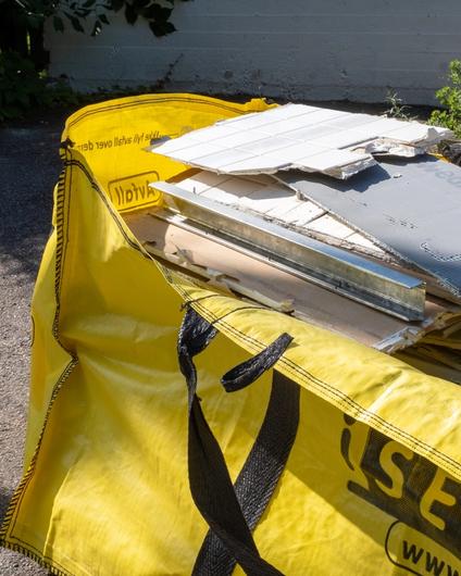 Avfallspose fra iSEKK fra et av oppussingsprosjektene til Lomundal.