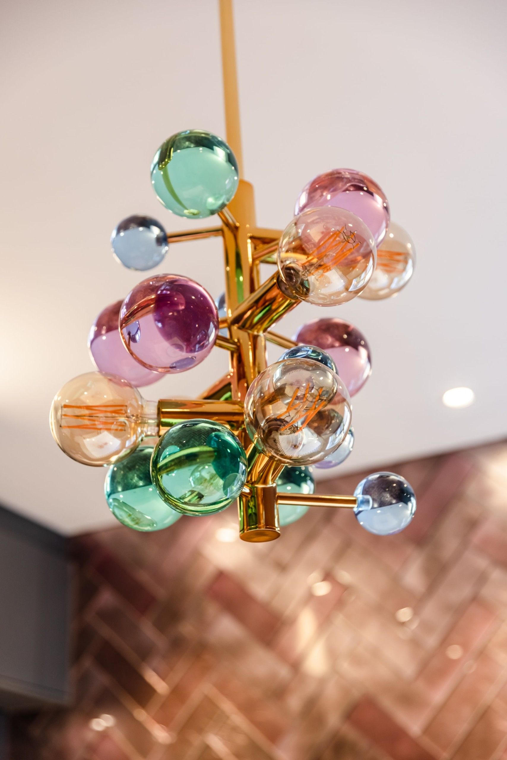 Detaljbilde av art deco lampe i taket i messing. Kjøkkenet er totalrenovert av Lomundal.