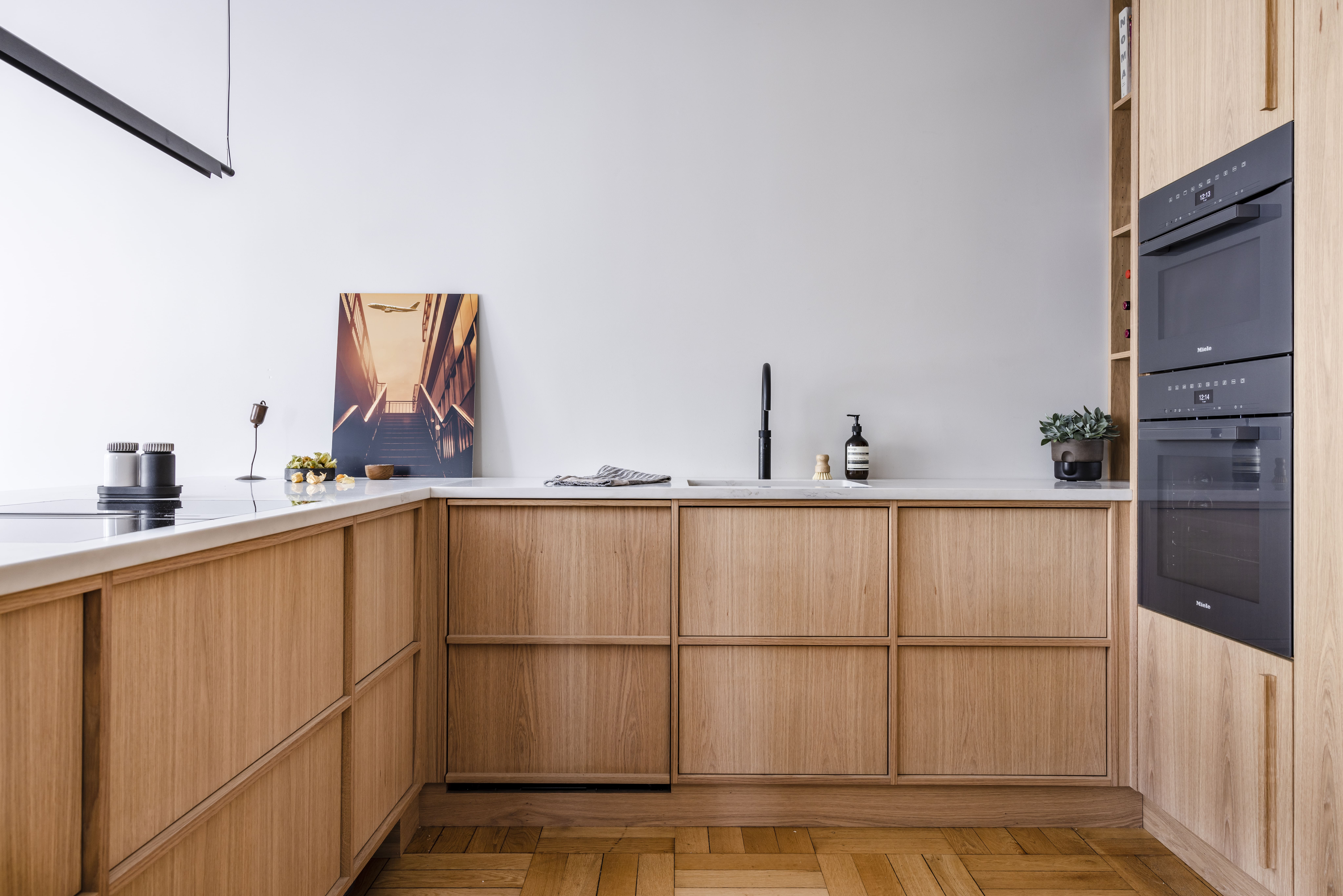 Kjøkkeninnredning i skreddersydd løsning av Oak&Kitchen. Boligen er totalrenovert av Lomundal.