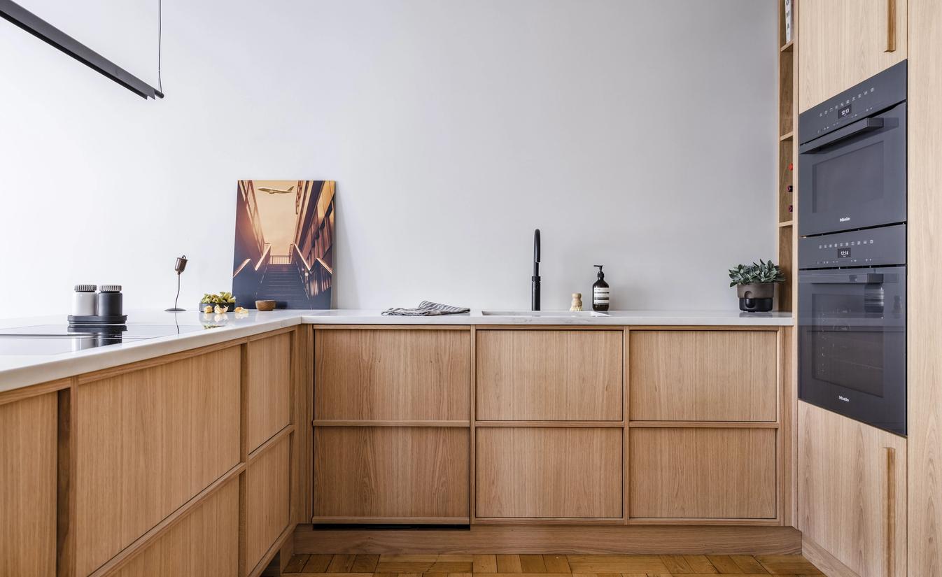 Kjøkkeninnredning i skreddersydd løsning av Oak&Kitchen. Boligen er totalrenovert av Lomundal.