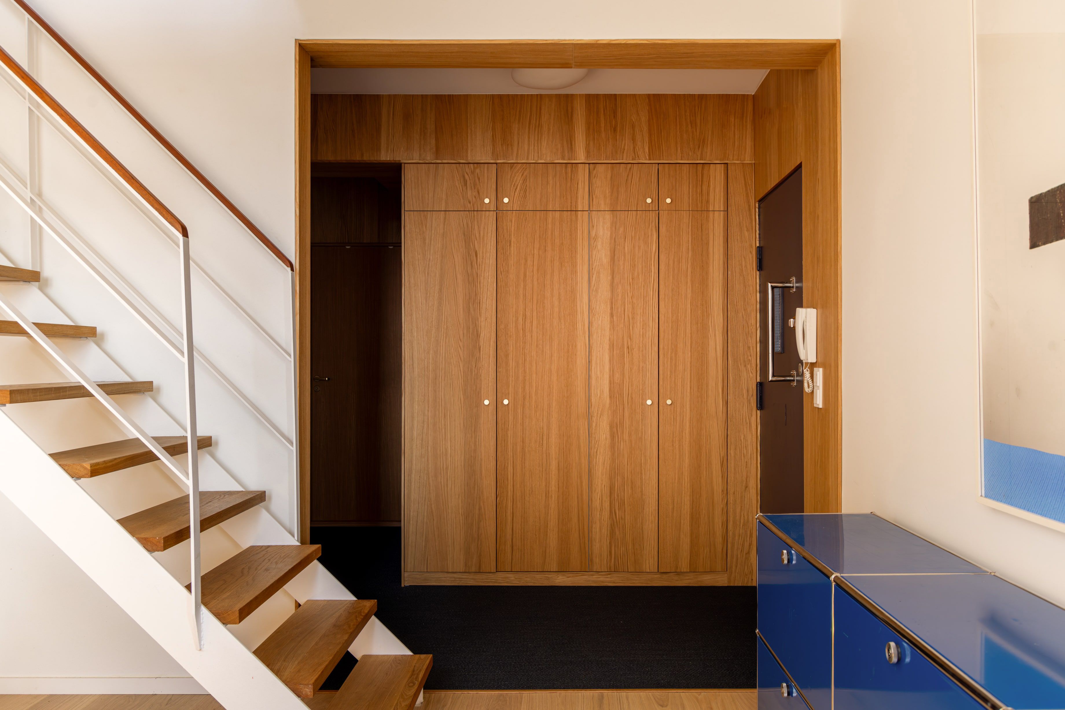 Entre i moderne arkitekttegnet leilighet på Sagene. Garderobe og vegger er bygget av møbelsnekker i eikefinér.