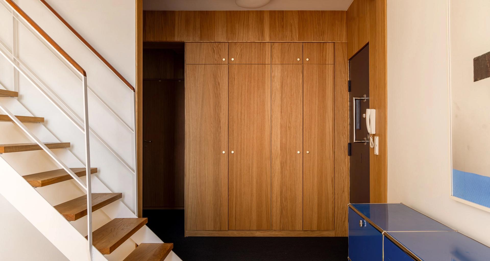 Entre i moderne arkitekttegnet leilighet på Sagene. Garderobe og vegger er bygget av møbelsnekker i eikefinér.