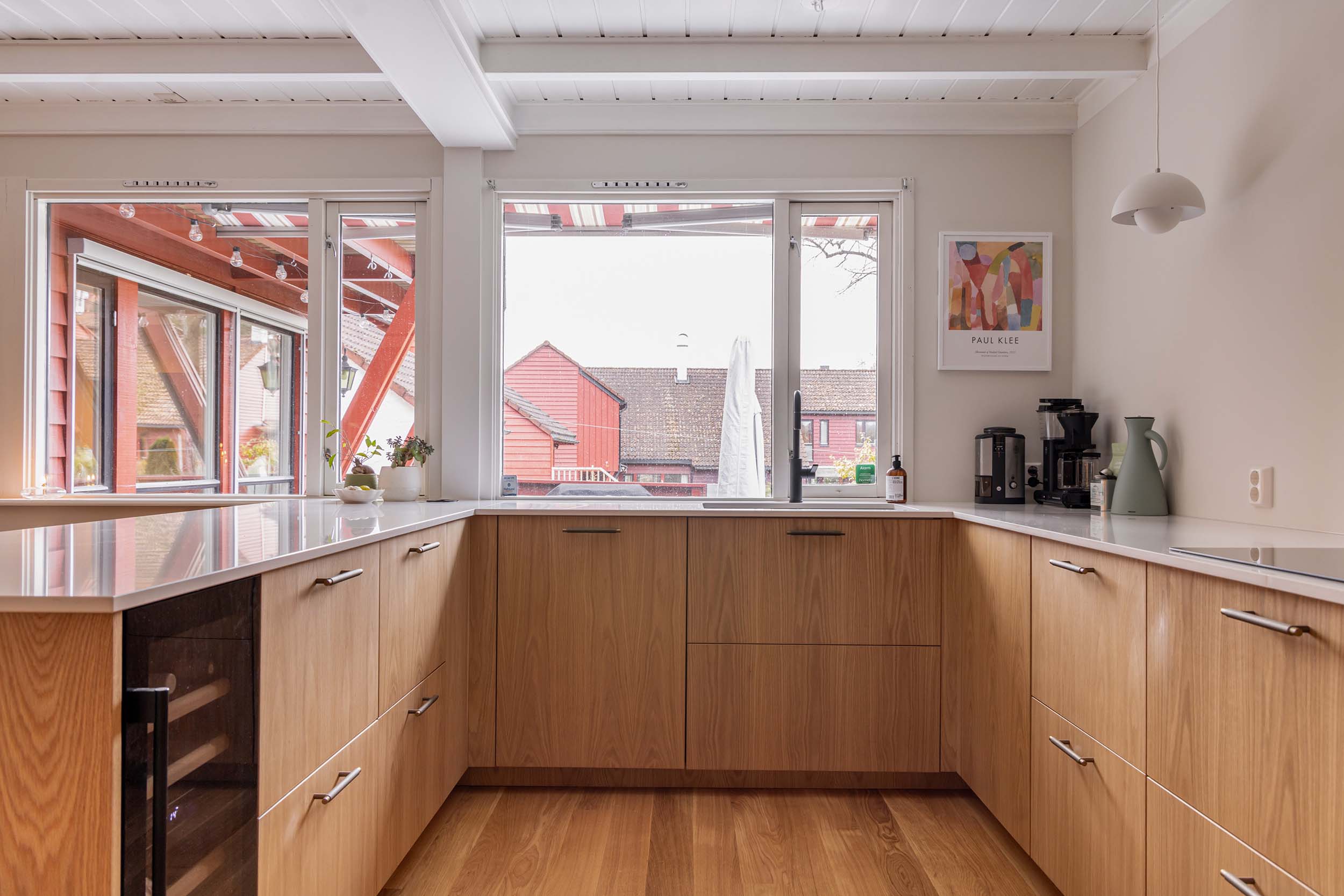 Moderne kjøkken fra Nesje med fronter i eik på nyoppusset kjøkken. Lyse vegger og tak. Utført av Lomundal.