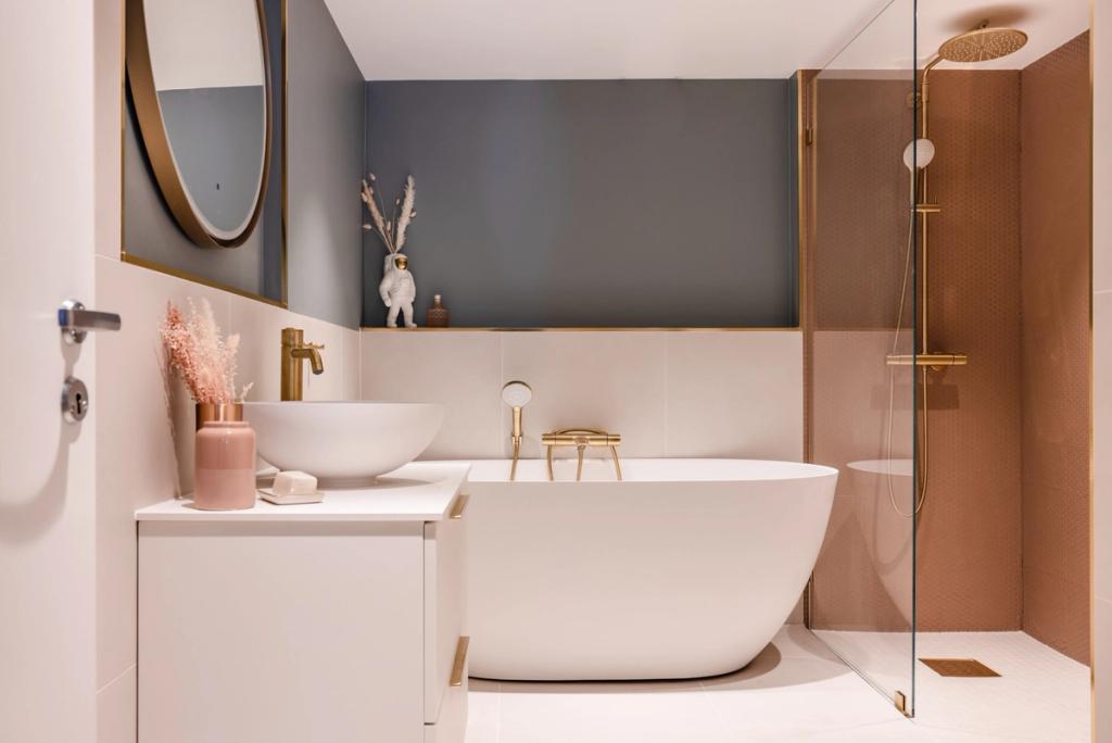 Baderom med rosa fliser i blå og rosa toner med frittstående badekar og detaljer i messing. Badet er totalrenovert av Lomundal.