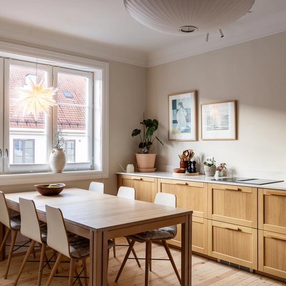 Minimalistisk, skandinavisk kjøkken i eikefinér. Gulvet er originalt furugulv. Utført av Lomundal.