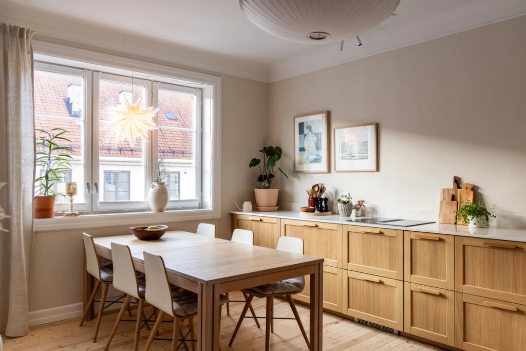 Minimalistisk, skandinavisk kjøkken i eikefinér. Gulvet er originalt furugulv. Utført av Lomundal.