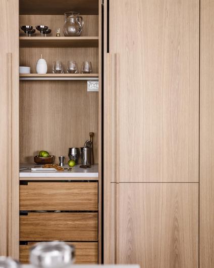 Flotte detaljer og smarte løsninger på dette kjøkkenet spesialbygget av Oak&Kitchen for Lomundals kunde.