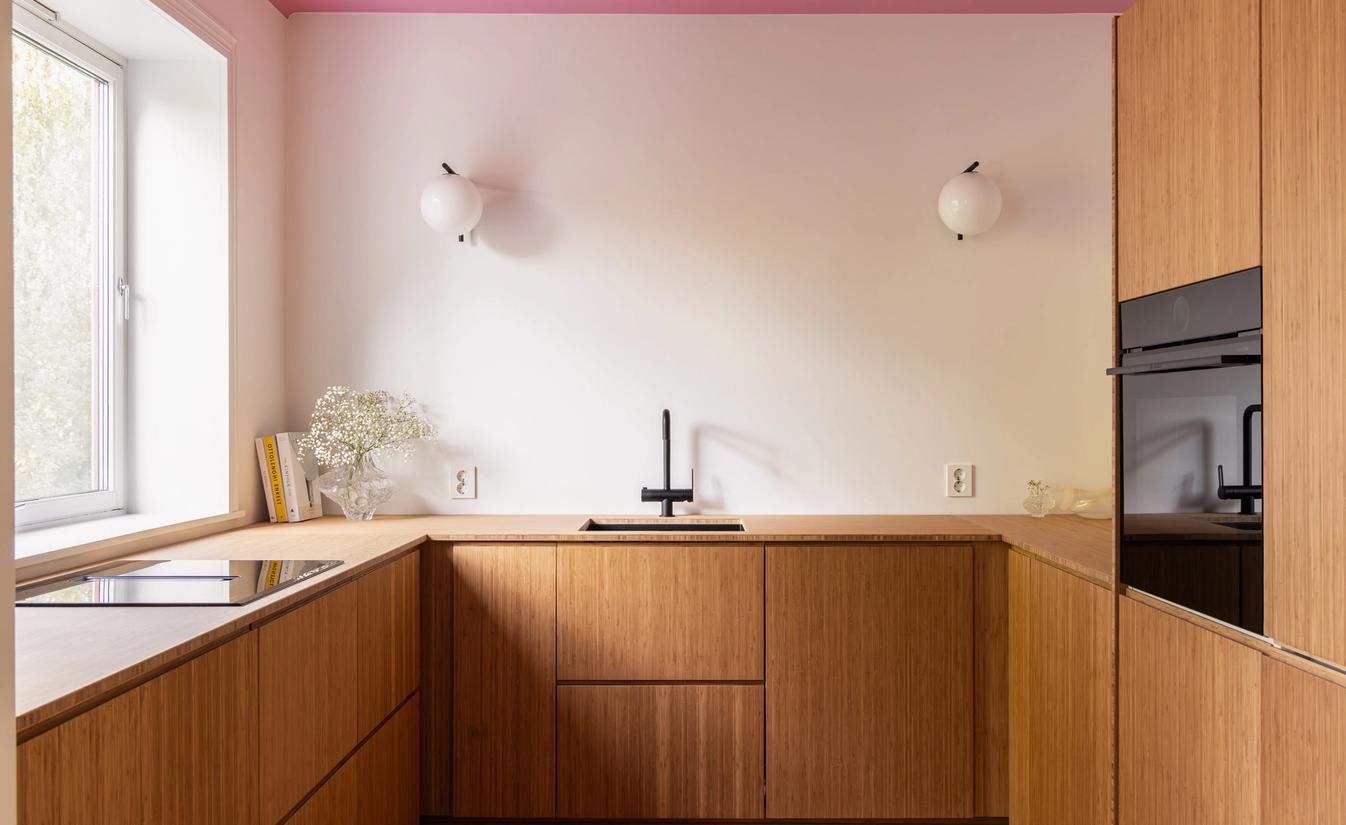 Bambuskjøkken i en minimalistisk stil. Kjøkkenet har et luftig og skandinavisk uttrykk.