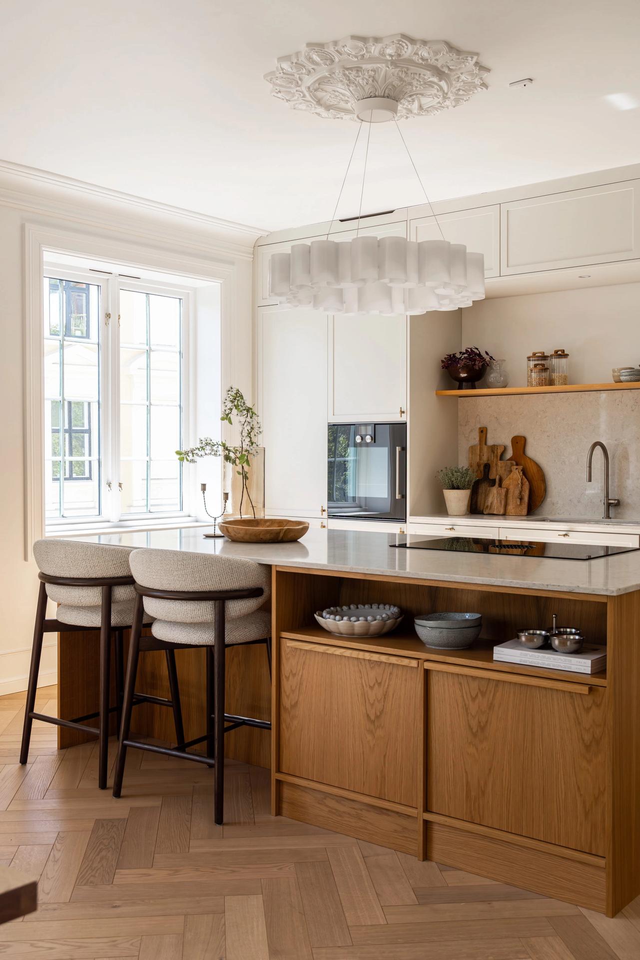 Totalrenovering av et kjøkken i klassisk stil i en bygårdsleilighet på Frogner i Oslo. Utført av Lomundal. - Bilde