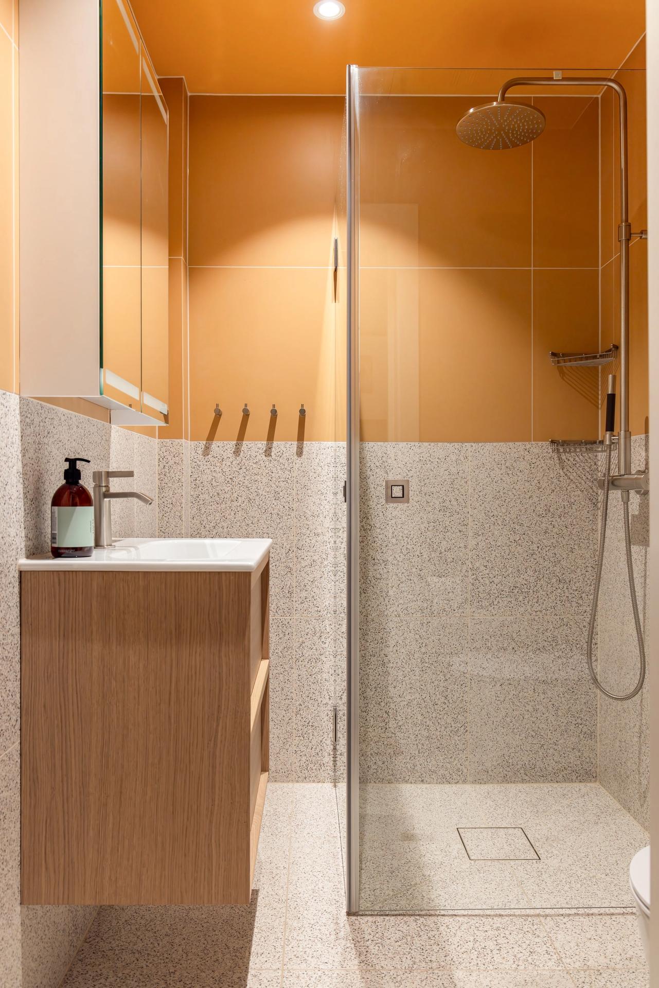 Et moderne bad med et retro og lekent uttrykk. Gulfargen og terrazzoflisene gir badet et unikt preg. Badet er totalrenovert av Lomundal. - Bilde