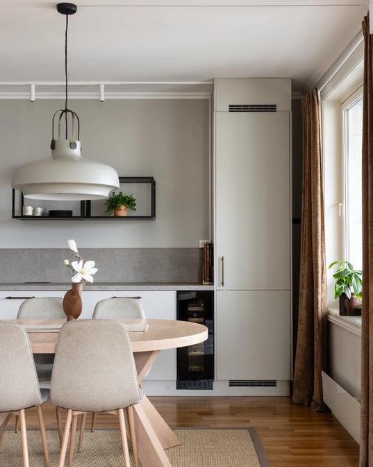 Romslig og moderne kjøkken med et luftig og stilrent uttrykk. Utført av Lomundal.