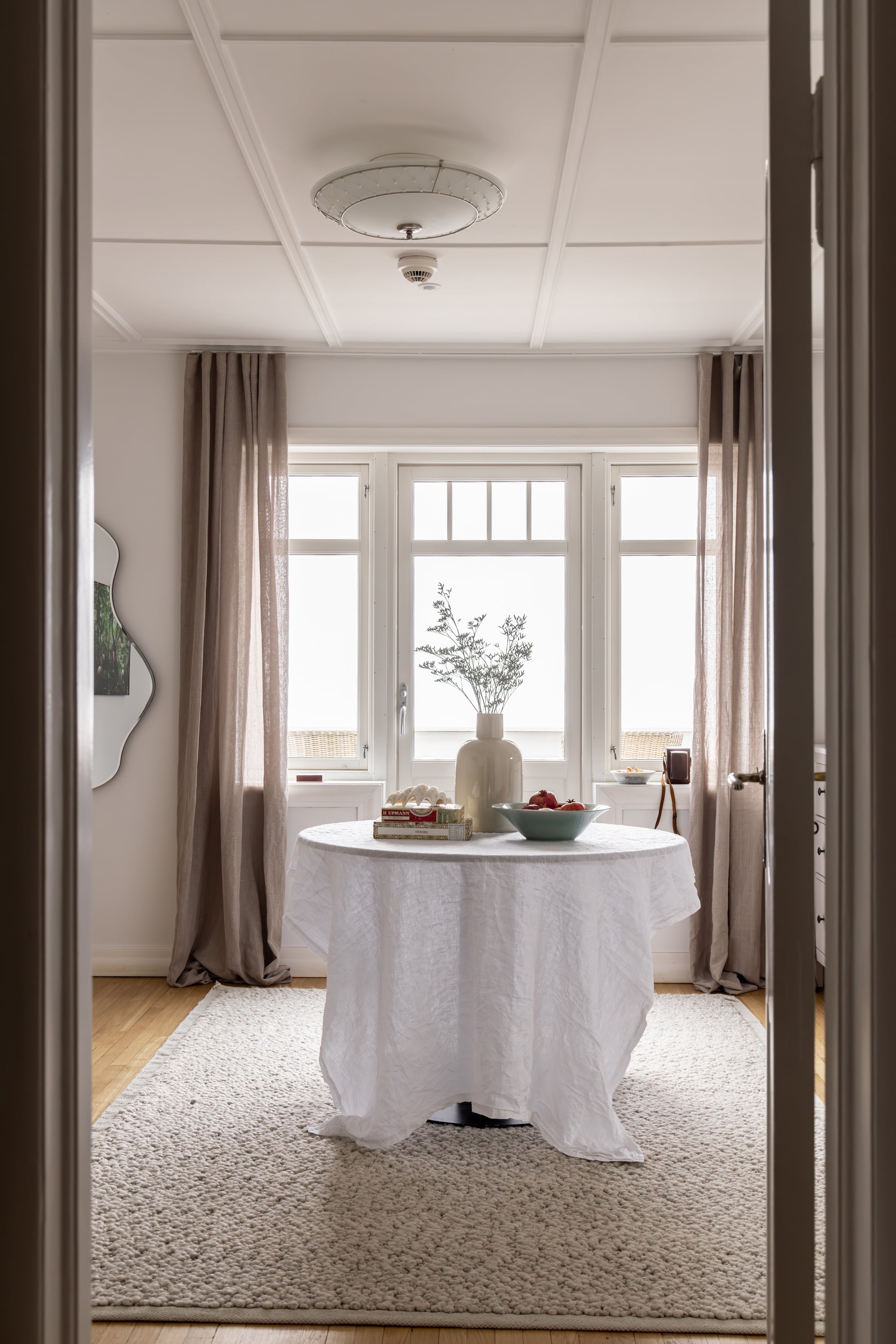 Oppholdsrom med flotte lyse toner på vegg og gardiner. Terrasse med utsikt.