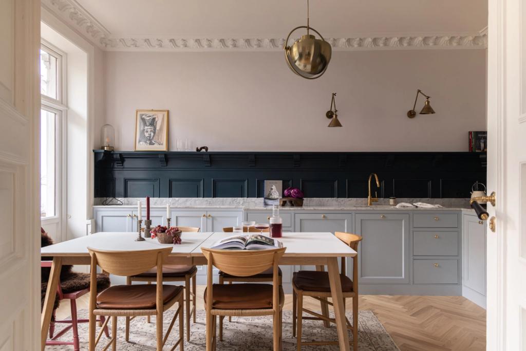 Et elegant kjøkken i blåtoner med et klassisk uttrykk. Kjøkkenet har lekre detaljer i messing som tilfører eksklusivitet i uttrykket. Utført av Lomundal.