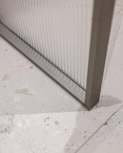 Moderne, Skandinavisk bad med terrazzoflis med litt mønster og et hint av farge på gulv, samt en dusjvegg i glass med riller. Utført av Lomundal.