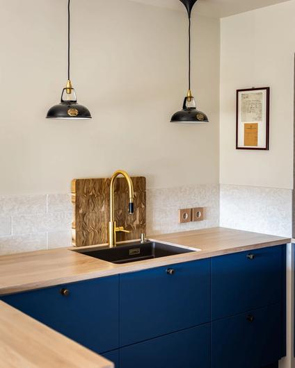 Et moderne kjøkken i minimalistisk stil med farger som gir kjøkkenet særpreg. Totalrenoveringen er utført av Lomundal.