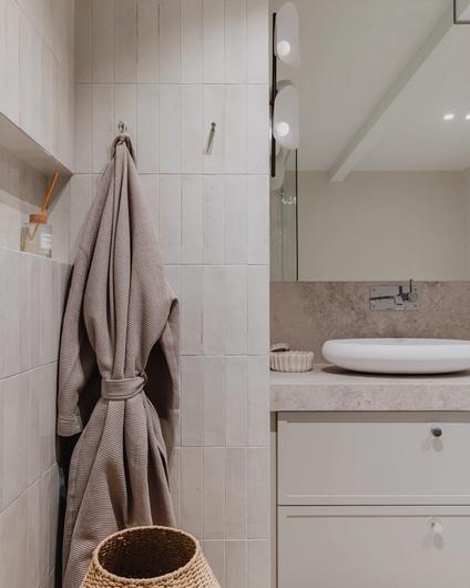 Blanke, beige mosaikkfliser på vegg i dusjsone. Totalrenoveringen er utført av Lomundal.