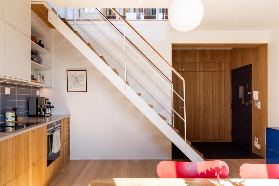 Moderne leilighet over to plan ble totalrenovert av Lomundal. Snekkerbygd garderobe og kjøkken i eikefinér.