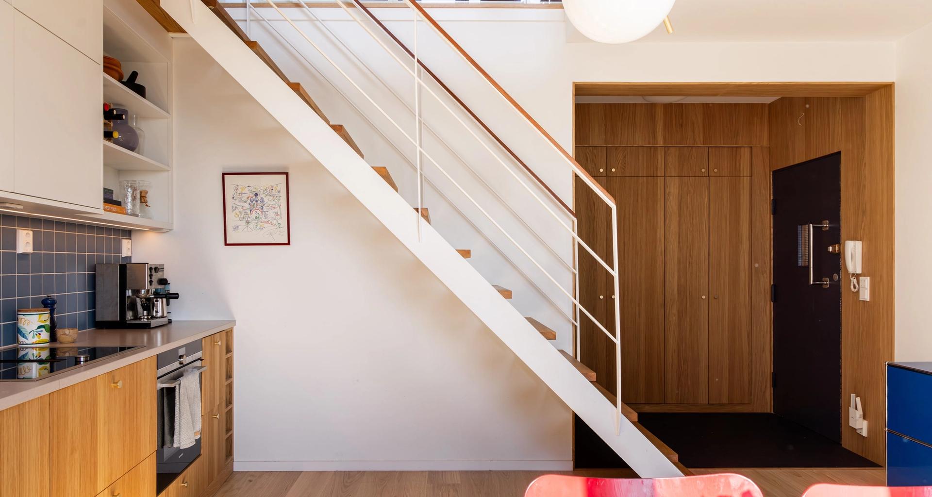 Moderne leilighet over to plan ble totalrenovert av Lomundal. Snekkerbygd garderobe og kjøkken i eikefinér.