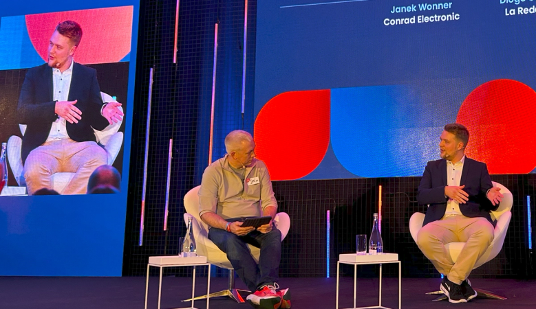 Aiven + Conrad - Janek on stage.png