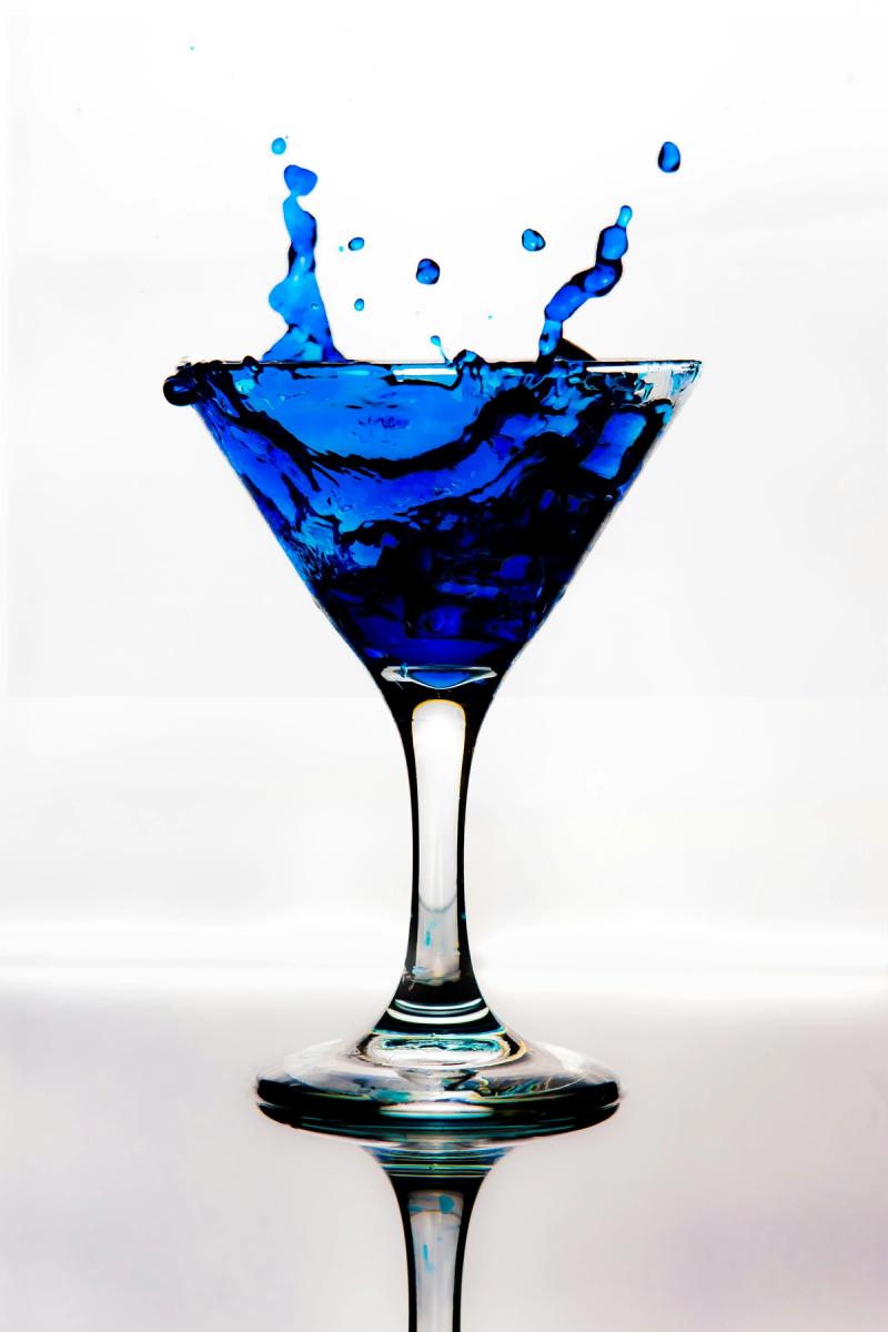 Et glass med blå drikke.