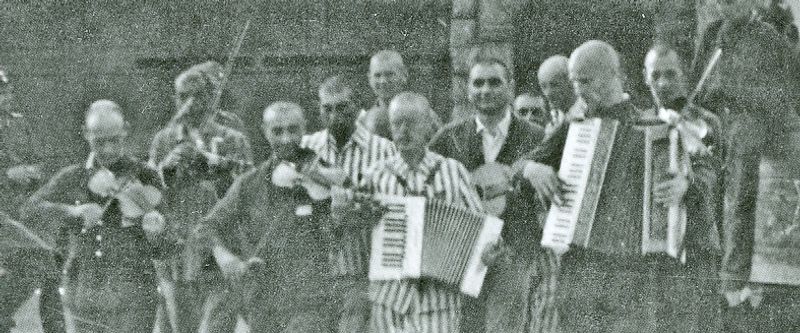 Konsentrasjonsfanger som spiller i orkester i sort hvitt