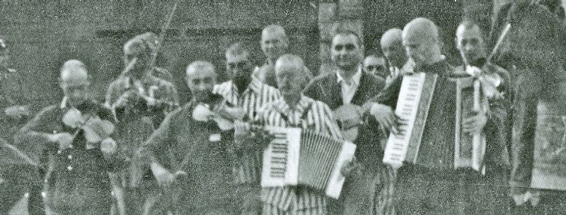 Sort hvitt bilder av konsentrasjonsleir fanger som spiller på mange instrumenter