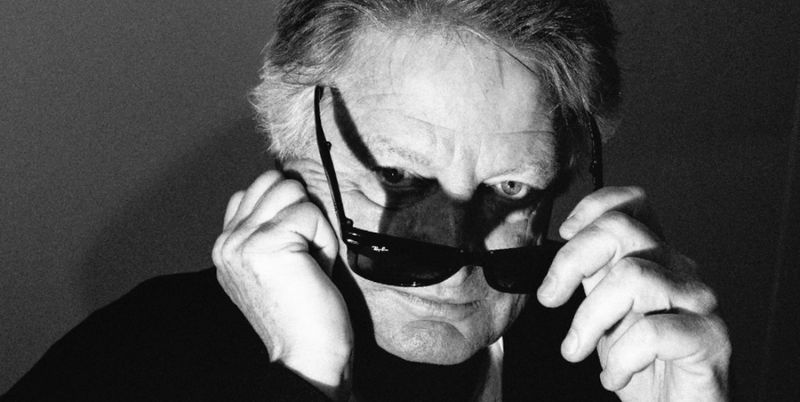 Sort hvitt bilde av Knut Gørvell med solbriller