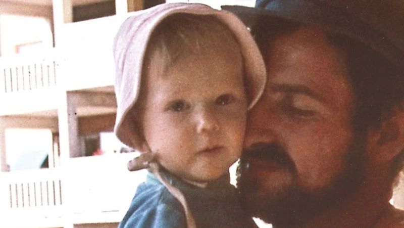 Bilde av Marte Michelet som baby sammen med faren Jon Michelet