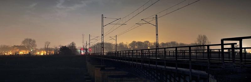 Bilde av togspor i natten