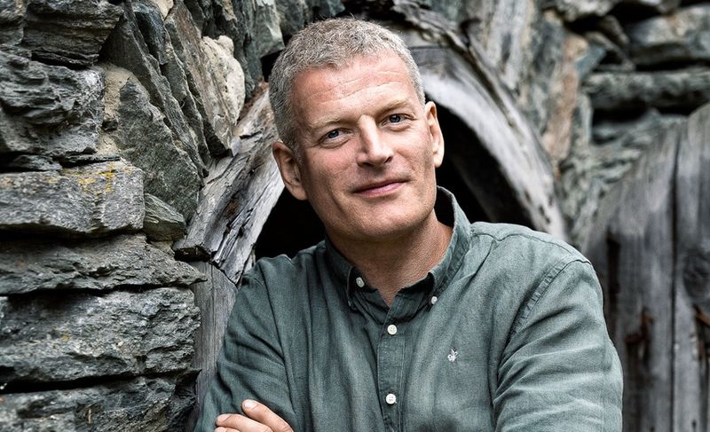 Fotografi av Lars Mytting stående ute