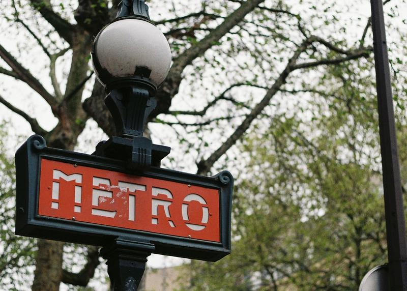 Bilde av et Metro skilt fra Paris