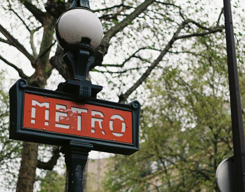 Bilde av et skilt fra Metroen i Paris
