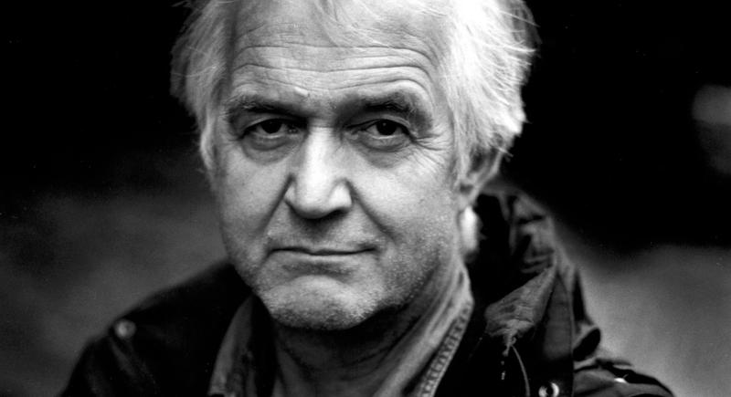 Sort hvitt bilde av Henning Mankell
