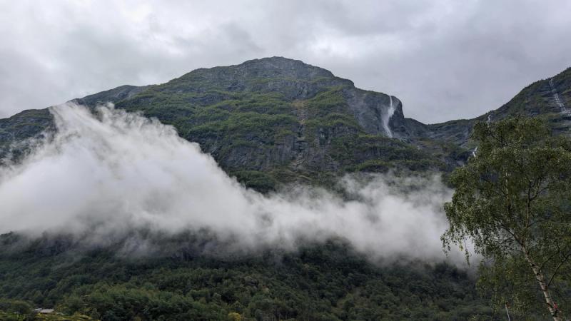 Bilde av fjell i tåke.