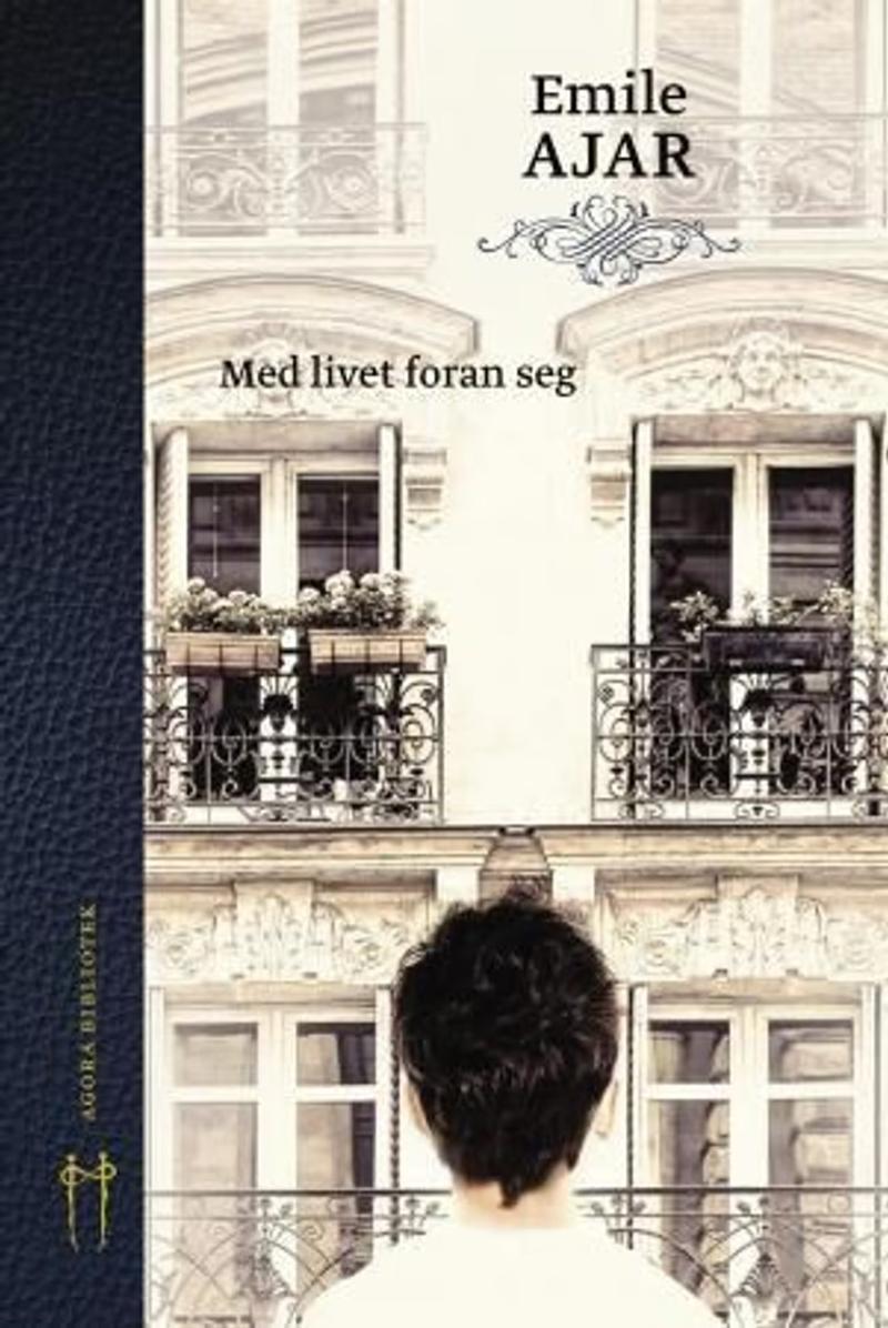 Omslaget til Med livet foran seg med en gutt som stirrer på en bygård i Paris