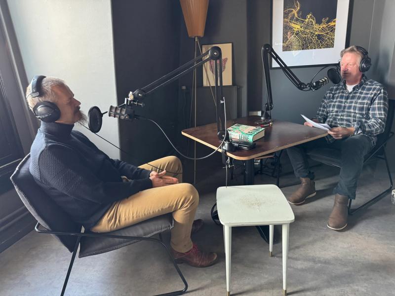 Bilde fra podkaststudioet med Kim Leine og Knut Gørvell