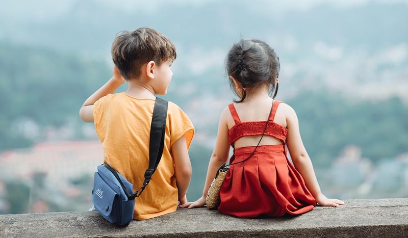 Bilde av to barn bakfra