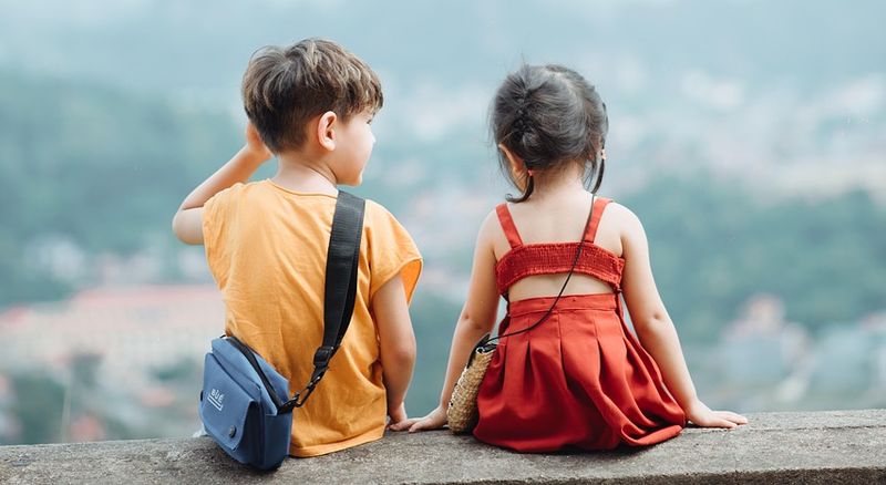 Bilde av to barn bakfra