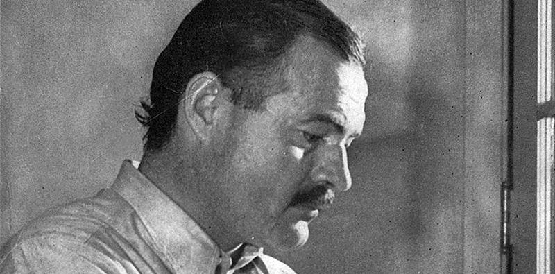 Sort hvitt bilde av Ernest Hemingway