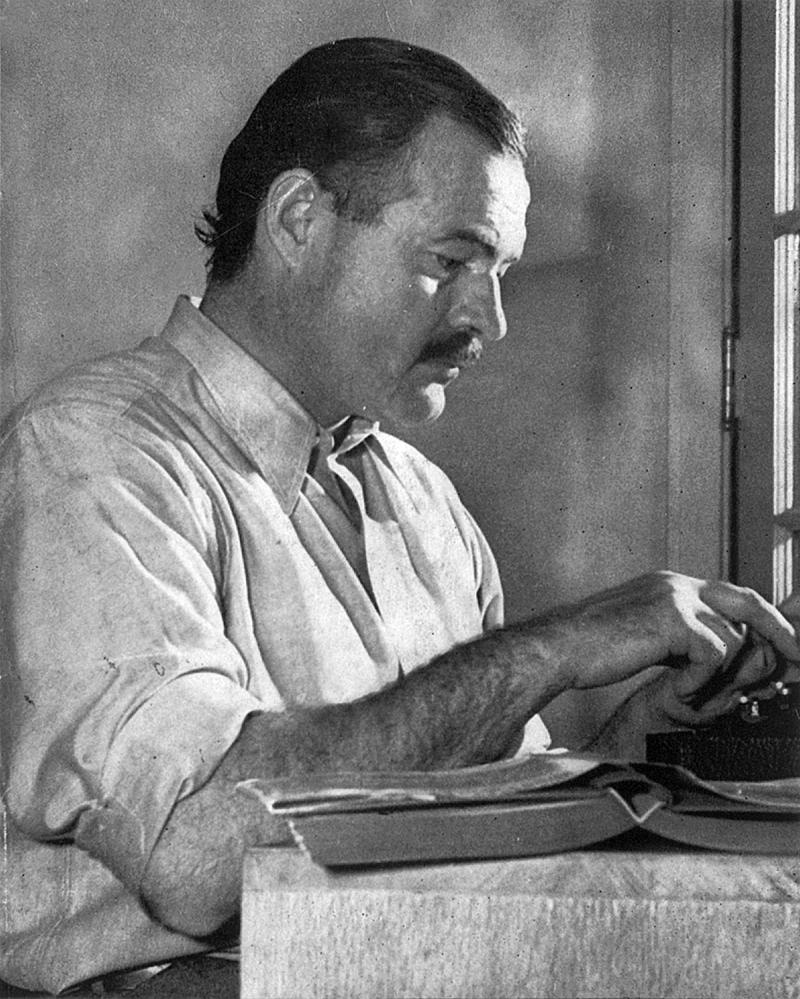 Sort hvitt bilde av Ernest Hemingway