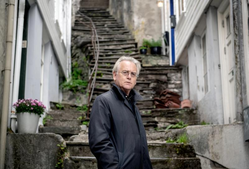 Gunnar Staalesen i et smug i Bergen