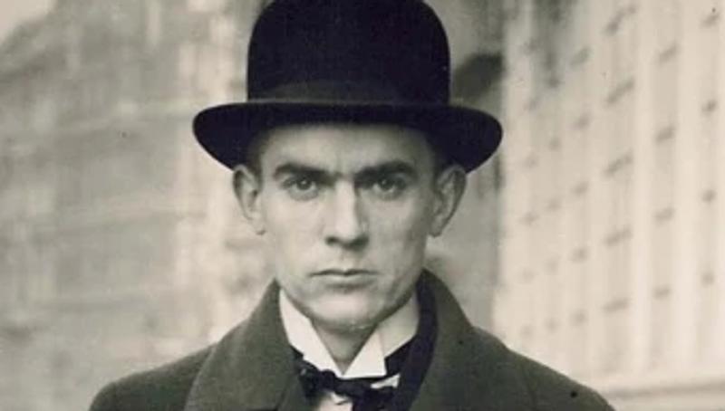 Fotografi av Robert Musil i en gate i sort hvitt