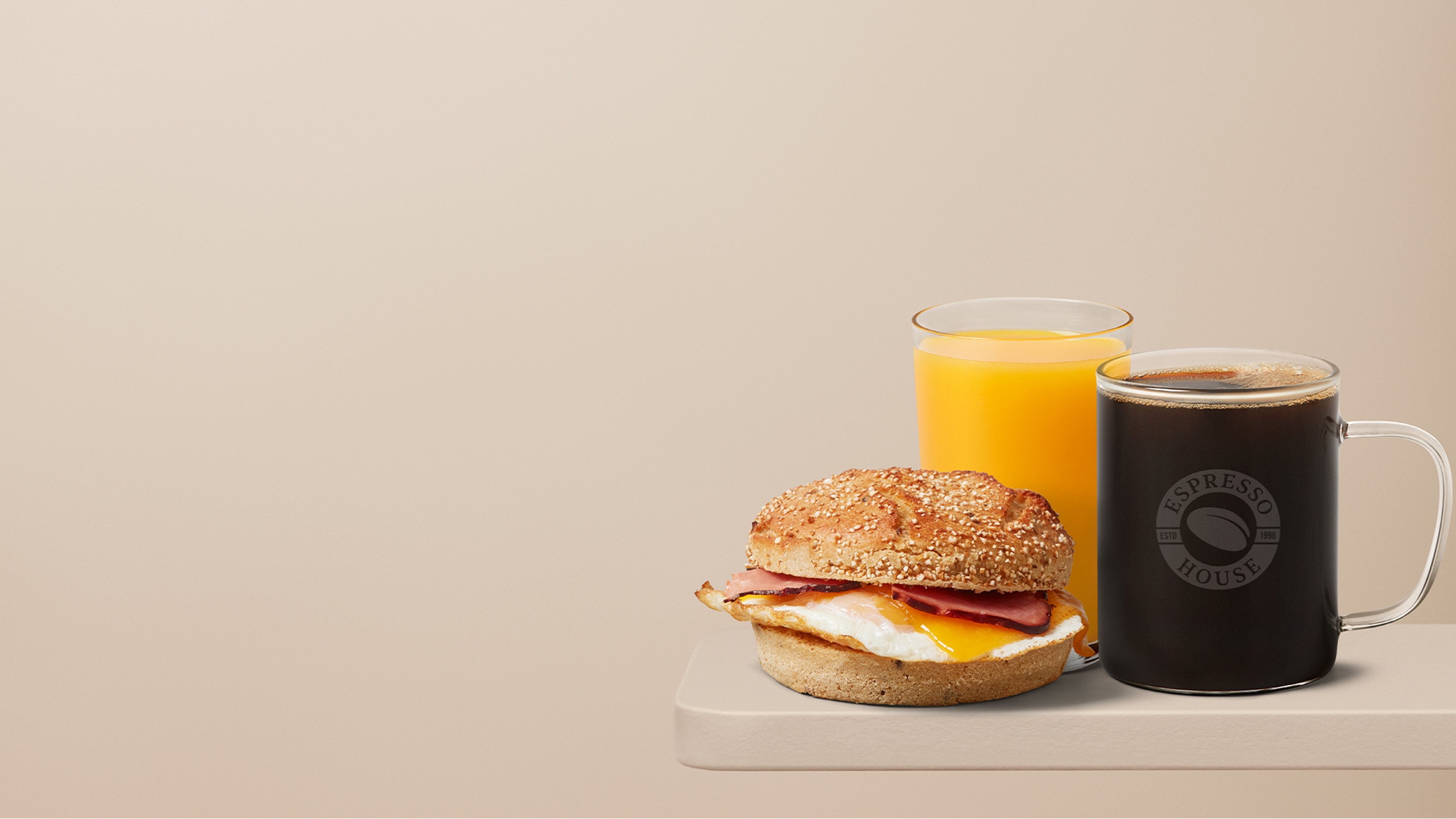 Lækre morgenmadstilbud hos Espresso House med kaffe, juice og varme morgenboller
